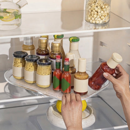 Rangement frigo dans le frigo avec un main qui prend un condiment