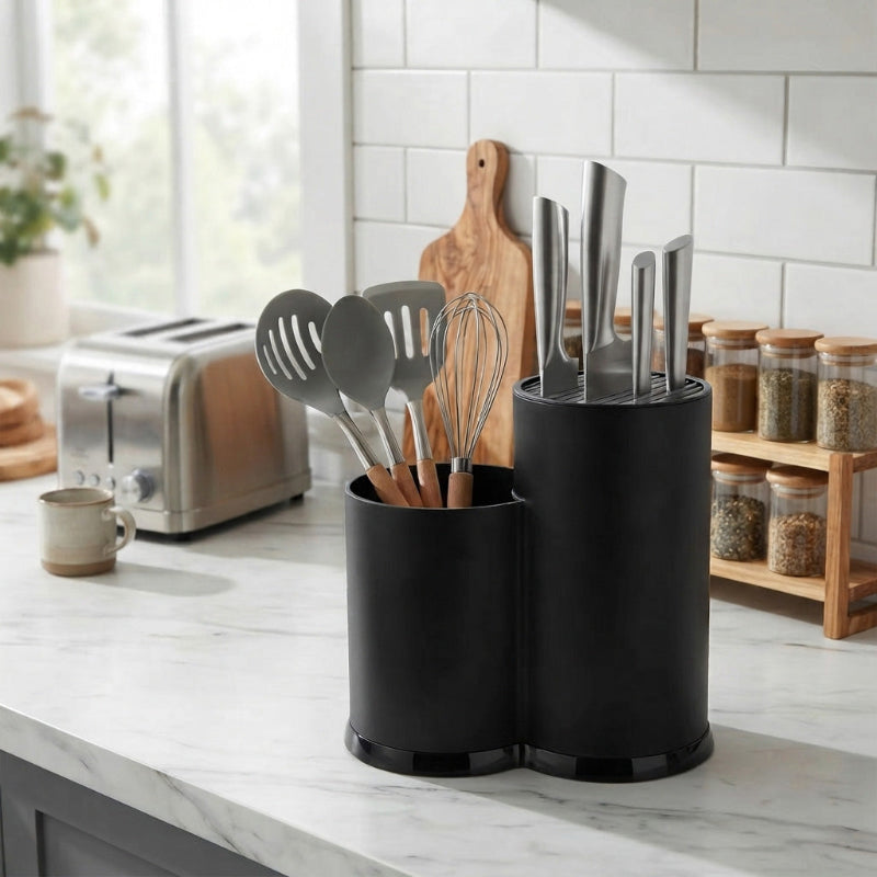 Rangement à couverts noir sur un comptoir organisée devant des pots d'épices