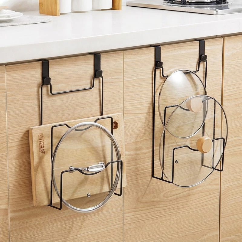 Rangement couvercle casserole sur porte de placard en bois