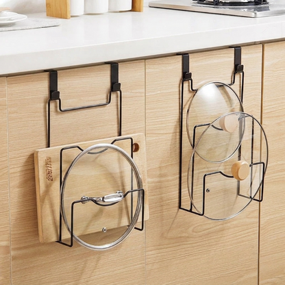 Rangement couvercle casserole sur porte de placard en bois
