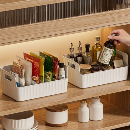 2 Rangement placard cuisine blanc dans une étagère de cuisine