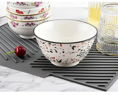 Tapis Evier avec de la vaisselle et une cerise